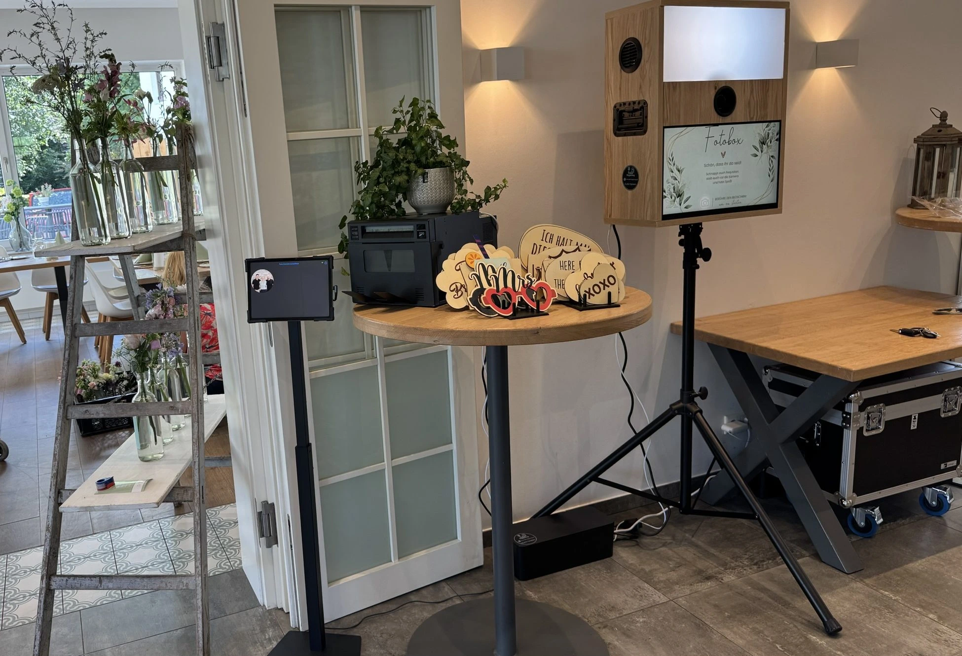 Hochzeit mit Fotobox Eiche, Drucker und Requisiten