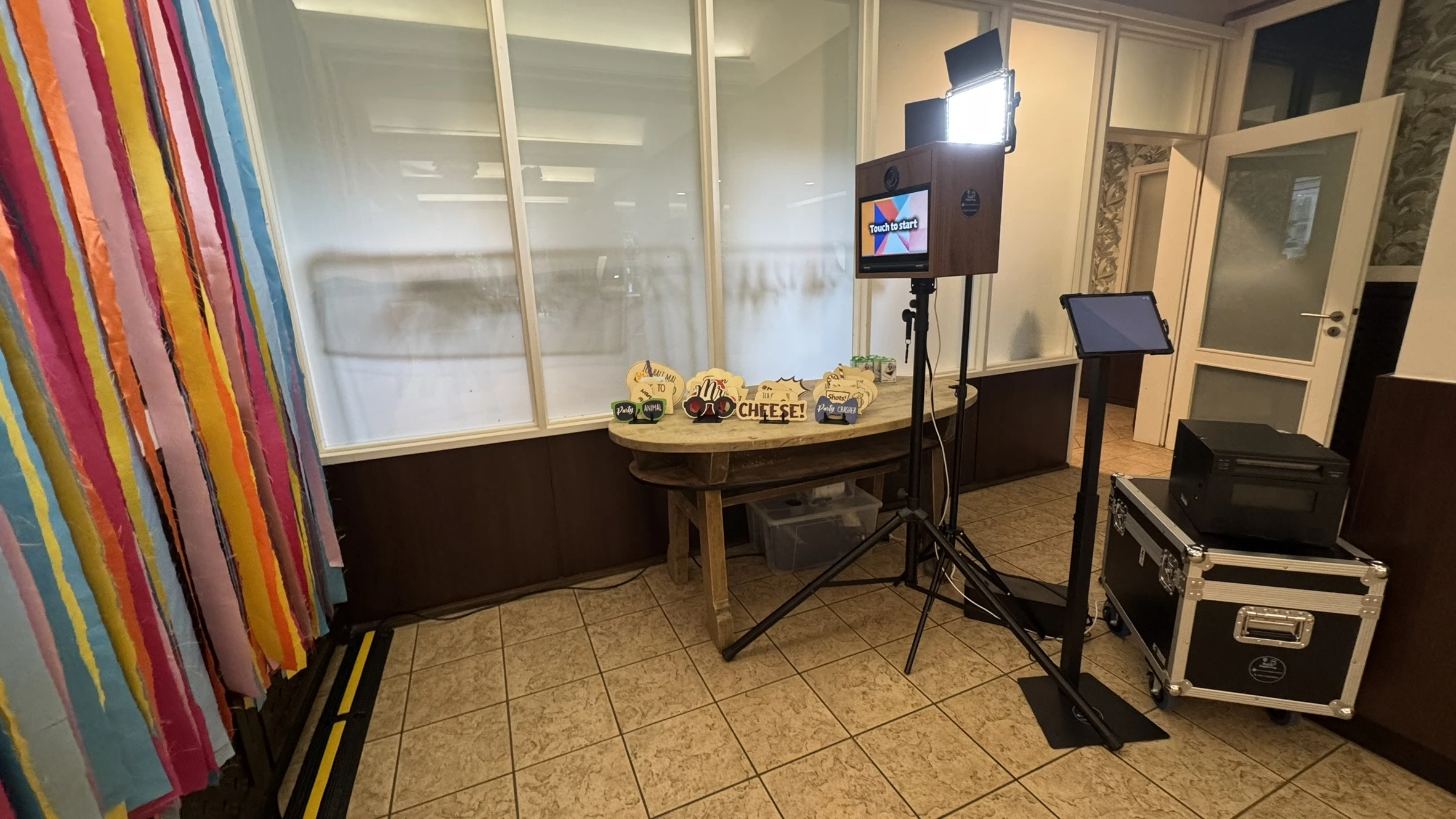 Hochzeit mit kompakter Fotobox Walnuss und Drucker